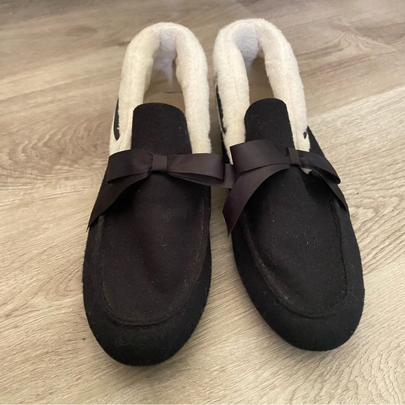 Vionic Black and Cream Women's Slippers - Picture 2 of 8